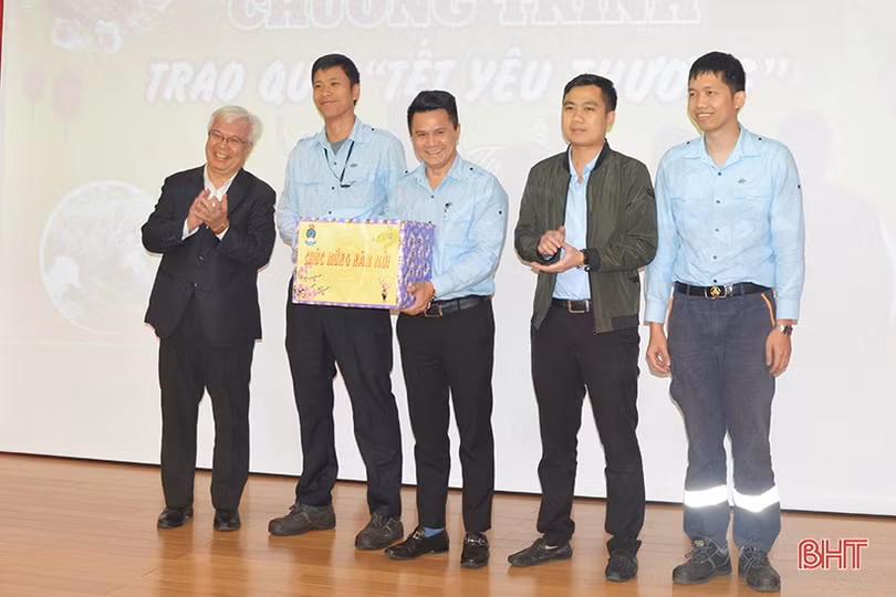 Chủ nhiệm Ủy ban Văn hóa, Giáo dục, Thanh niên, Thiếu niên và Nhi đồng của Quốc hội tặng quà Tết tại KKT Vũng Áng