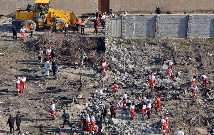 Nhân viên cứu hộ làm việc tại hiện trường máy bay Ukraine bị bắn hạ hôm 8/1. Ảnh: AP . Người Iran đau đớn vì quân đội bắn nhầm máy bay