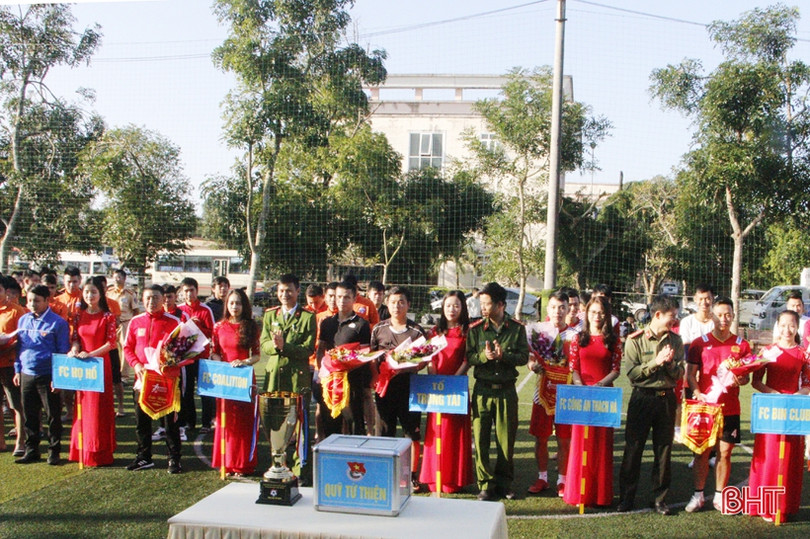 Công an huyện Thạch Hà khai mạc giải bóng đá gây quỹ từ thiện