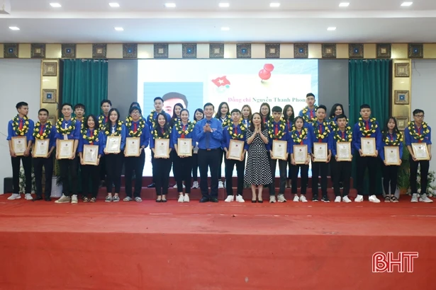 “Tuổi trẻ Khối CCQ&DN Hà Tĩnh tự hào tiến bước dưới cờ Đảng”