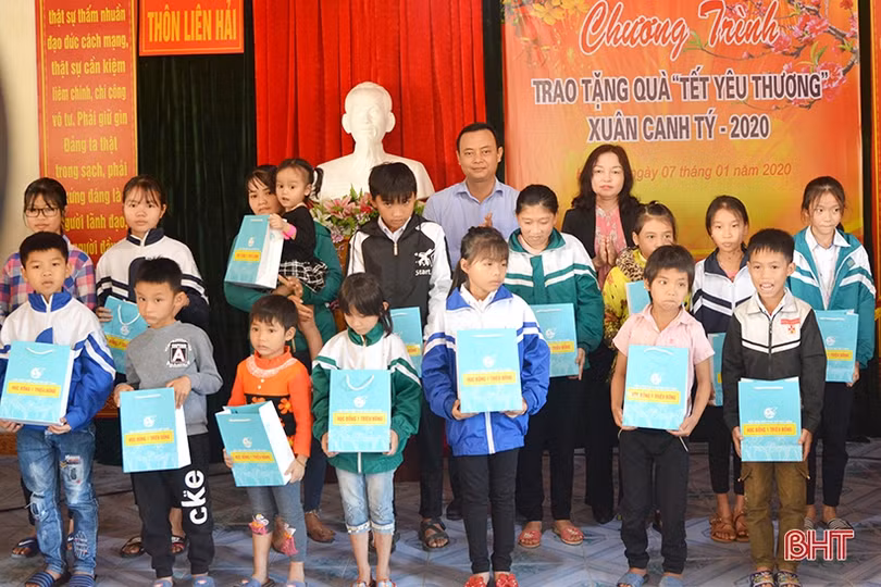 Phó Chủ tịch Quốc hội Tòng Thị Phóng thị sát vùng bãi ngang Hà Tĩnh và tặng quà đối tượng chính sách