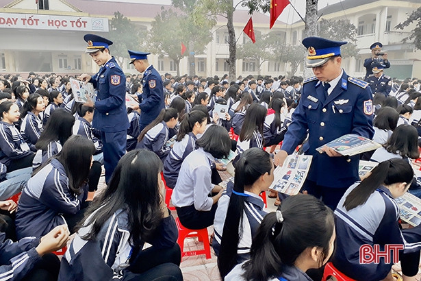 Cảnh sát biển phổ biến pháp luật cho hơn 1.500 cho giáo viên, học sinh