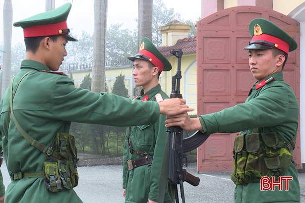 Lính vệ binh Hà Tĩnh “tinh - nhanh - nghiêm - lễ”