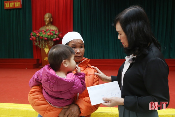 Lãnh đạo tỉnh Hà Tĩnh tặng quà các gia đình chính sách