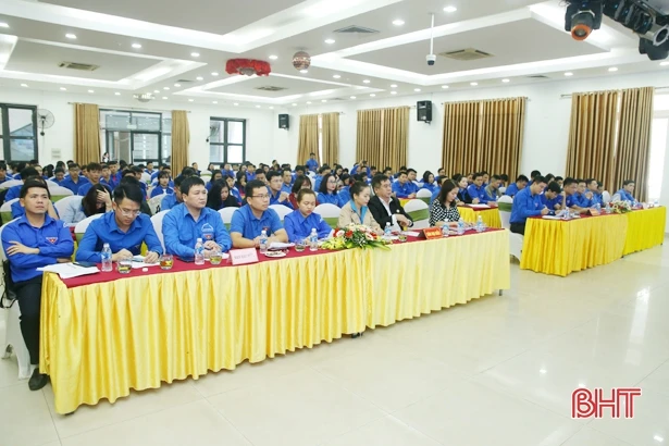 “Tuổi trẻ Khối CCQ&DN Hà Tĩnh tự hào tiến bước dưới cờ Đảng”