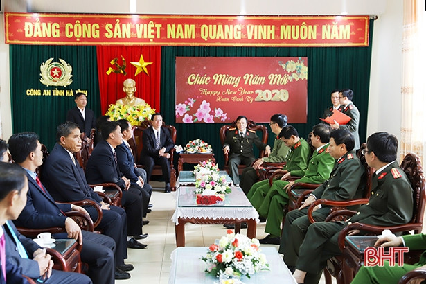 Đoàn An ninh tỉnh Khăm Muộn chúc Tết Công an tỉnh Hà Tĩnh