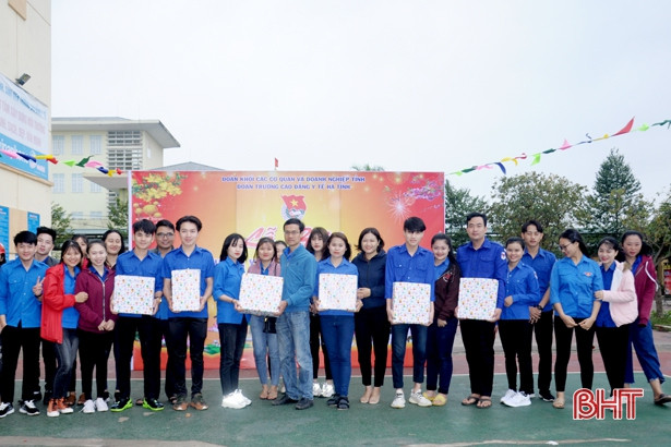 Bánh chưng xanh, thắm tình hữu nghị Việt - Lào