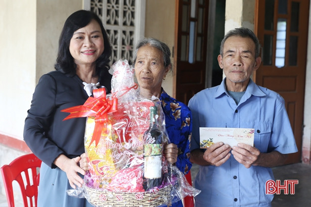 Lãnh đạo tỉnh Hà Tĩnh tặng quà các gia đình chính sách