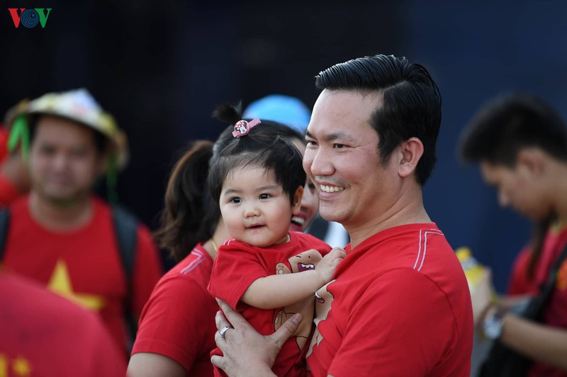 CĐV Việt Nam kéo đến sân tiếp lửa cho thầy trò HLV Park Hang Seo