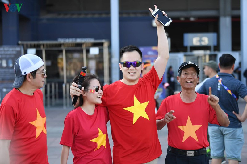 CĐV Việt Nam kéo đến sân tiếp lửa cho thầy trò HLV Park Hang Seo