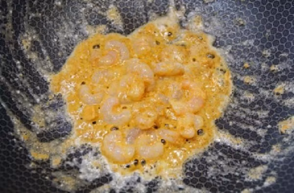 Mẹ chồng tôi có món tôm xào ngon lạ, ăn bao nhiêu cũng không ngán