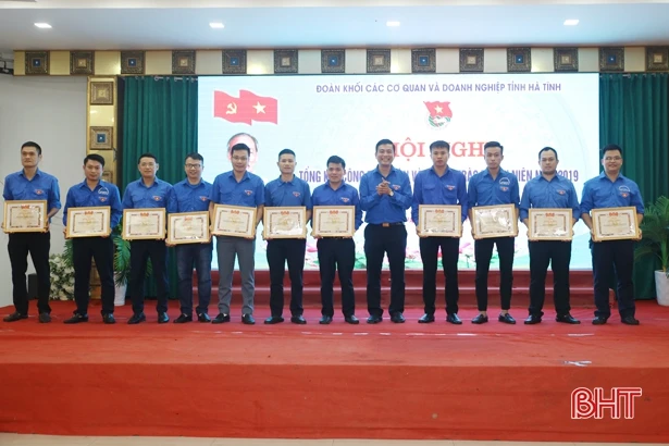 “Tuổi trẻ Khối CCQ&DN Hà Tĩnh tự hào tiến bước dưới cờ Đảng”