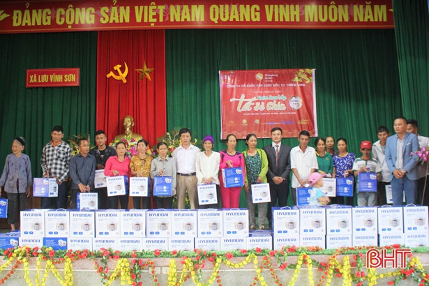 100 suất quà Tết đến với người nghèo ở Thạch Hà