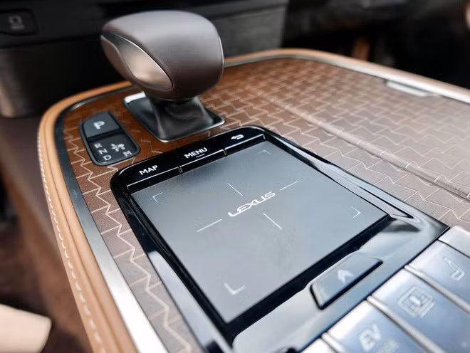 Lexus LS500h phiên bản đặc biệt giá 7,83 tỷ đồng về Việt Nam