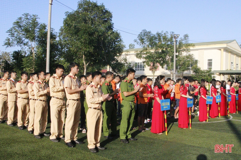 Công an huyện Thạch Hà khai mạc giải bóng đá gây quỹ từ thiện