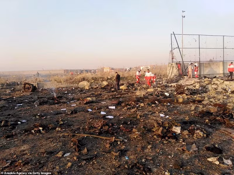 Máy bay Ukraine chở 176 người không phát tín hiệu khẩn cấp trước khi rơi