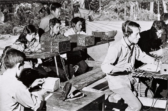 Dù gian khó đến mấy, những "chiến sĩ" trên mặt trận thông tin liên lạc vẫn giữ vững vị trí, nối liền huyết mạch thông tin phục vụ chiến đấu. (Nguồn: VNPT HCM)