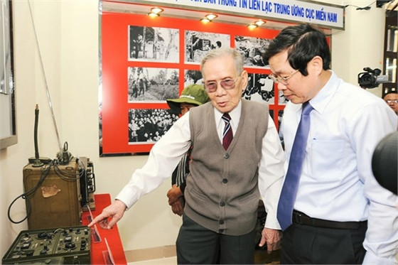 Ông Sáu Đại (trái) ôn lại lịch sử với Bộ trưởng Nguyễn Bắc Son. (Nguồn: VNPT HCM)