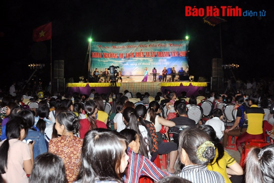 Rất đông người dân và du khách gần xa tham dự buổi lễ khai trương