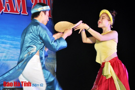 Chương trình nghệ thuật được dàn dựng công phu với nhiều tiết mục văn nghệ mang tính nghệ thuật cao, đến từ nhiều đoàn ca múa nhạc trong và ngoài tỉnh