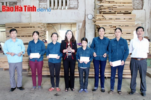 Sôi nổi các hoạt động chào mừng Ngày Quốc tế Lao động 1/5 ảnh 4