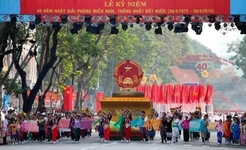 Xe rước Quốc huy nước CHXHCN Việt Nam tiến vào lễ đài. Xe rước Quốc huy nước CHXHCN Việt Nam tiến vào lễ đài.