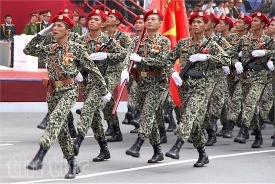 Khối các lực lượng vũ trang bắt đầu tiến vào lễ đài. Khối diễu binh lực lượng biệt động đặc công. Khối chiến sĩ giải phóng quân. Khối các lực lượng vũ trang bắt đầu tiến vào lễ đài. Khối diễu binh lực lượng biệt động đặc công. Khối chiến sĩ giải phóng quân.