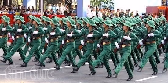 Khối các lực lượng vũ trang bắt đầu tiến vào lễ đài. Khối diễu binh lực lượng biệt động đặc công. Khối chiến sĩ giải phóng quân.