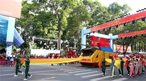 Mô hình chiếc xe tăng 390, chiếc xe húc đổ cánh cửa Dinh Độc lập trong ngày 30/4/1975, tiến vào lễ đài. Mô hình chiếc xe tăng 390, chiếc xe húc đổ cánh cửa Dinh Độc lập trong ngày 30/4/1975, tiến vào lễ đài.