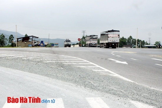 Xử lý xe chở vật liệu rơi vãi đất, đá trên tuyến tránh KKT Vũng Áng ảnh 1