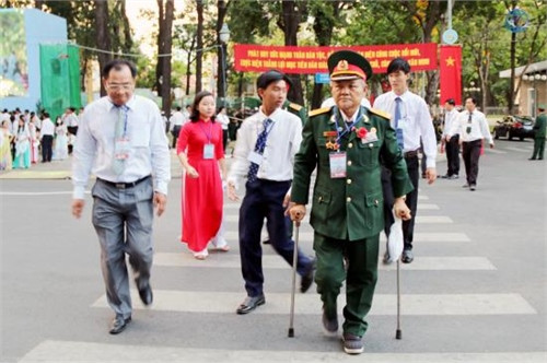 Những cựu chiến binh dù di chuyển khó khăn cũng đã đến tham dự lễ. Những cựu chiến binh dù di chuyển khó khăn cũng đã đến tham dự lễ.