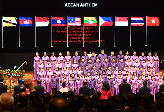 Đoàn nghệ thuật Malaysia hát bài hát truyền thống của ASEAN tại Lễ khai mạc Hội nghị Cấp cao ASEAN 26. Ảnh: VGP/Nhật Bắc