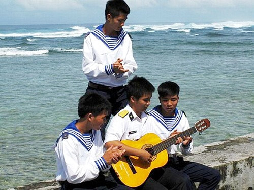 Những giai điệu về tổ quốc, quê hương luôn là nguồn động viên tinh thần to lớn để các chiến sỹ nơi hải đảo xa xôi chắc tay súng bảo vệ bờ cõi