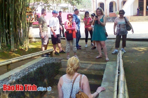 Nhiều du khách nước ngoài tỏ vẻ thán phục trước một công trình độc đáo, vĩ đại của dân tộc Việt Nam