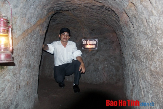 Du khách tham quan bên trong địa đạo Vịnh Mốc