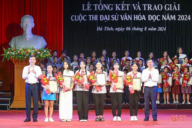 Phó Chủ tịch UBND tỉnh Lê Ngọc Châu và Giám đốc Sở VH-TT&DL Nguyễn Viết Trường trao giải nhất Cuộc thi "Đại sứ văn hóa đọc" cho các thí sinh. Trong ảnh (từ trái qua): Em Nguyễn Uyên Chi (thứ 2), em Đinh Thị Thảo My (thứ 5). a1.jpg