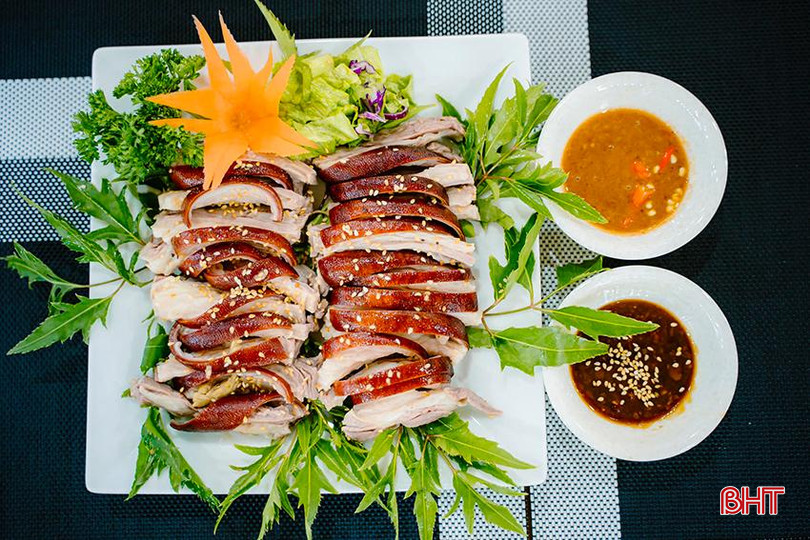 Một trong những món ăn được chế biến theo sách "Nữ công thắng lãm" của Đại danh y Lê Hữu Trác được KDL sinh thái Hải Thượng triển khai phục vụ du khách. a5.jpg