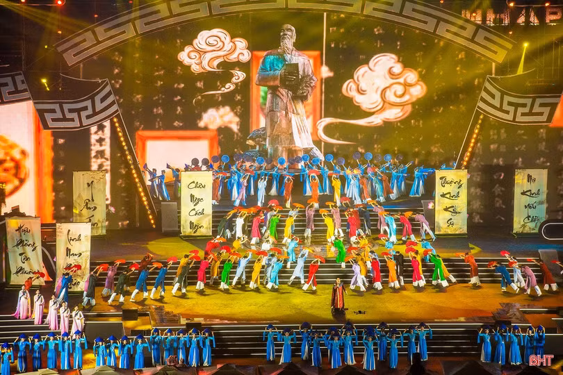 Văn hóa của quê hương đã trở thành một nguồn cảm hứng trong văn học Hà Tĩnh 50 năm qua. Trong ảnh: Tiết mục mở màn chương trình nghệ thuật "Trăm năm ngàn năm Hải Thượng Lãn Ông" tại Lễ kỷ niệm 300 năm Ngày sinh Hải Thượng Lãn Ông Lê Hữu Trác do tỉnh Hà Tĩnh chủ trì tổ chức. Ảnh: Đậu Hà