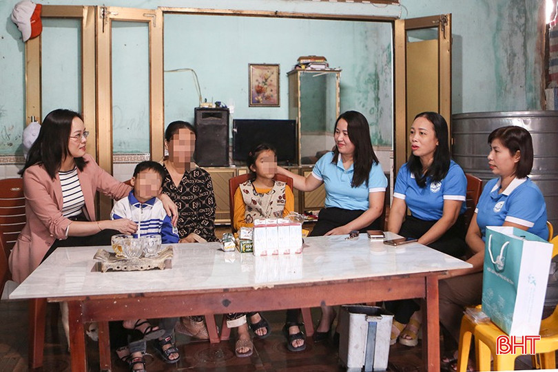 Tiêu chí "đoàn kết, nghĩa tình" giúp các cấp hội phụ nữ trên toàn tỉnh nỗ lực thể hiện bản sắc trong Phong trào thi đua "Xây dựng người phụ nữ Hà Tĩnh thời đại mới". Ảnh: Cán bộ Hội LHPN huyện Lộc Hà và xã Thạch Châu thăm hỏi động viên gia đình hội viên có hoàn cảnh đặc biệt khó khăn trên địa bàn. bqbht_br_a2.jpg