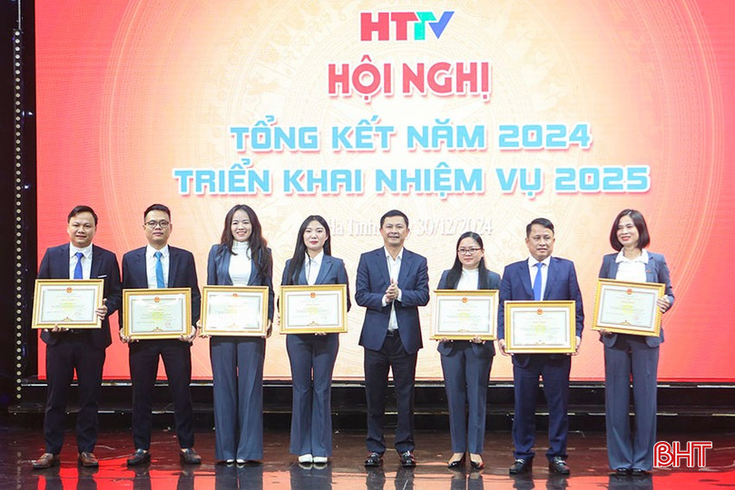 ...và bằng khen của Chủ tịch UBND tỉnh cho 7 cá nhân xuất sắc. bqbht_br_a9.jpg