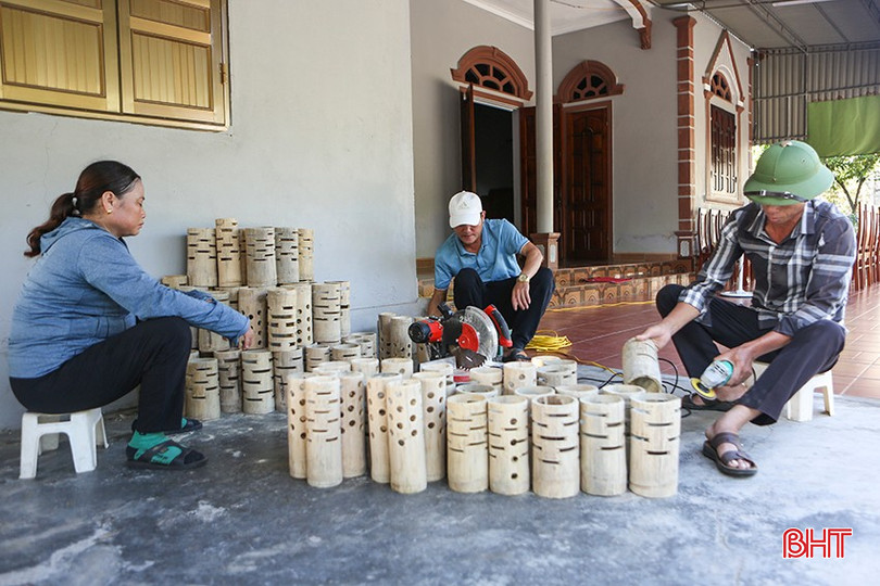 Gia đình anh Dương Văn Đức ở thôn Yên Điềm (Thịnh Lộc, Lộc Hà) đang làm đồ trang trí nội thất cho mô hình du lịch cộng đồng. a1-9889.jpg
