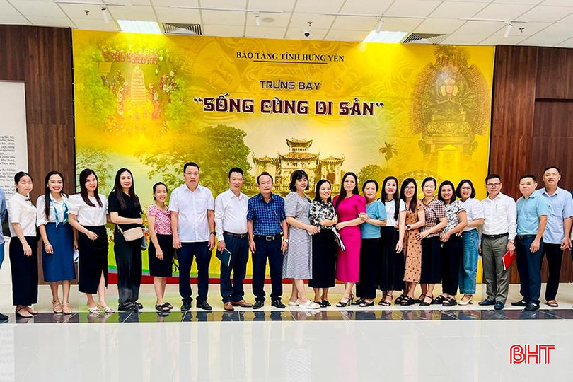 Đoàn cán bộ Bảo tàng tỉnh Hà Tĩnh chụp ảnh lưu niệm cùng cán bộ Bảo tàng tỉnh Hưng Yên trong chuyến khảo sát thực hiện chuyên đề "Sưu tầm thân thế, sự nghiệp Đại danh y Hải Thượng Lãn Ông" tại tỉnh Hưng Yên, dịp cuối tháng 6/2024. a1.jpg