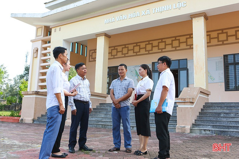 Ông Lê Doãn Khánh – Chủ tịch UBND xã Thịnh Lộc (thứ 3 từ trái qua) trao đổi với cán bộ các đoàn thể về thực hiện phong trào toàn dân đoàn kết xây dựng đời sống văn hóa ở trên địa bàn. a4.jpg