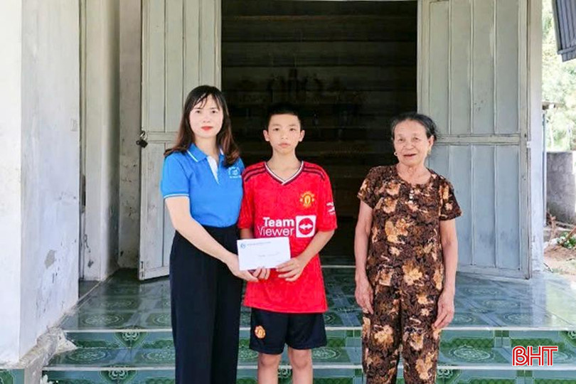 Đại diện Hội LHPN xã Xuân Thành (Nghi Xuân) trao đỡ đầu cho cháu Phan Bảo Lâm (ở thôn Thành Văn, Xuân Thành). c6.jpg