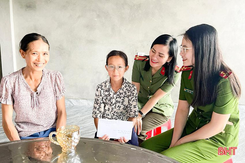 Ban Công tác Phụ nữ Công an tỉnh thăm hỏi, động viên và trao quà đỡ đầu cho cháu Phạm Nguyễn Thị Kim (ở xã Lâm Hợp, huyện Kỳ Anh) dịp tháng 5/2024. c7.jpg