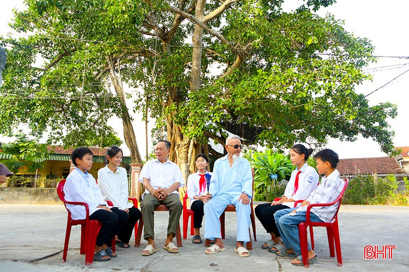Các đảng viên cao tuổi thôn Trung Sơn (Hồng Lộc) kể cho thế hệ trẻ truyền thống Xô viết anh hùng trên quê hương. a8.jpg