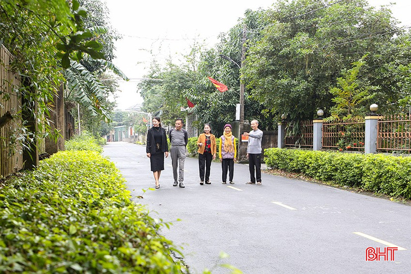 Một góc nông thôn mới xã Thạch Long hôm nay có sự góp sức của nữ đảng viên tận tụy. bqbht_br_a4.jpg