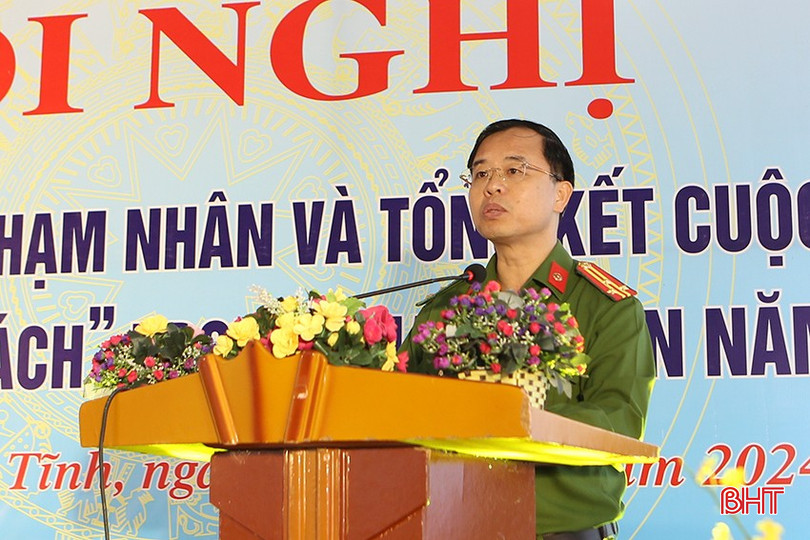 Thượng tá Bùi Quốc Toản - Phó Giám thị Trại giam Xuân Hà báo cáo tại hội nghị. bqbht_br_a2.jpg