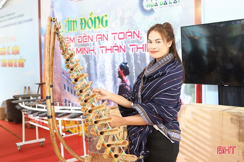 Nghệ nhân trẻ KaHem (Đoàn Lâm Đồng) hào hứng chờ đón khai mạc festival. bqbht_br_a5.jpg