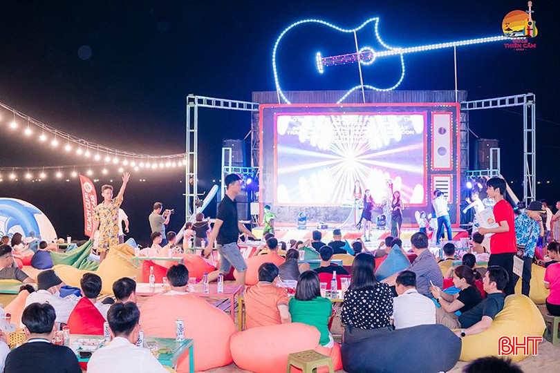 Du khách vui chơi, giải trí và thưởng thức đồ uống tại Beach Club Thiên Cầm vào dịp cuối tuần đầu tháng 7/2024. a5.jpg